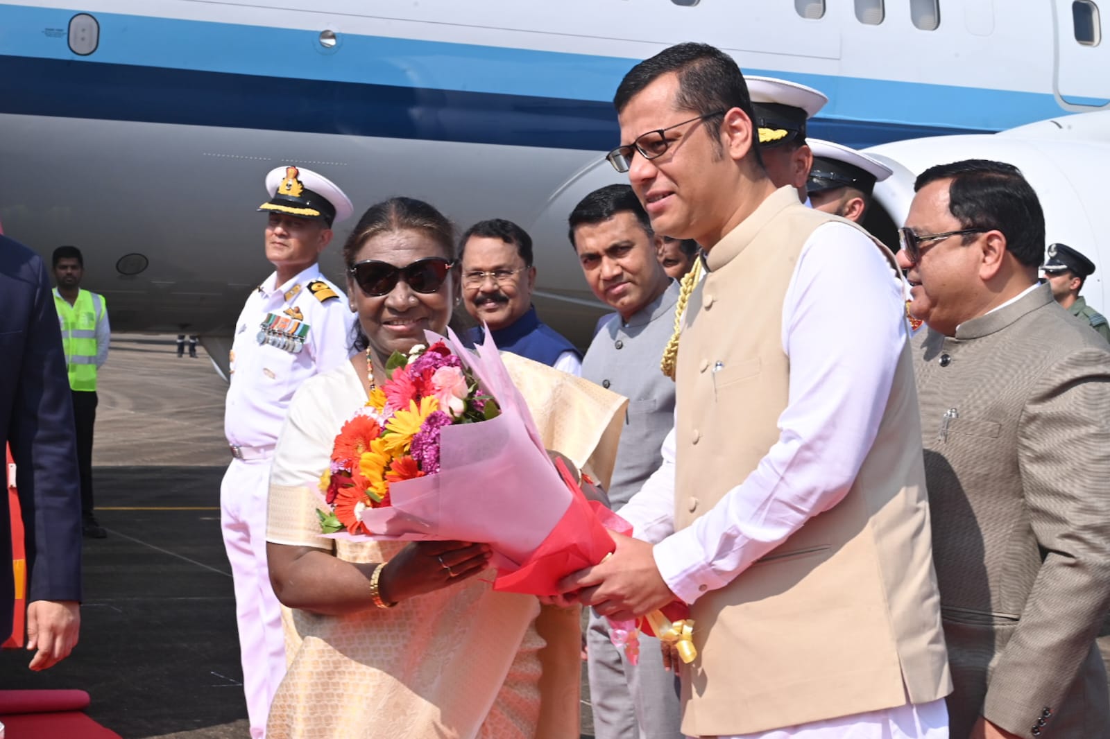 Opposition Leader Yuri Alemao Welcomed Hon’ble President of India Smt Droupadi Murmu at INS Hansa in presence of Governor