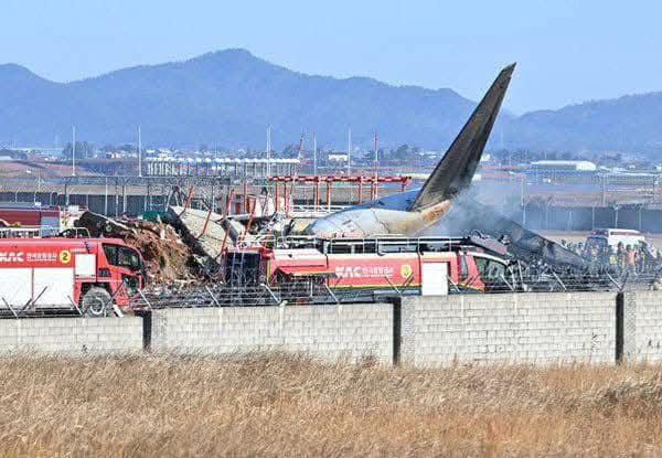 South Korea plane crash,174 killed as Jeju aircraft landing gear malfunctioned; two rescued