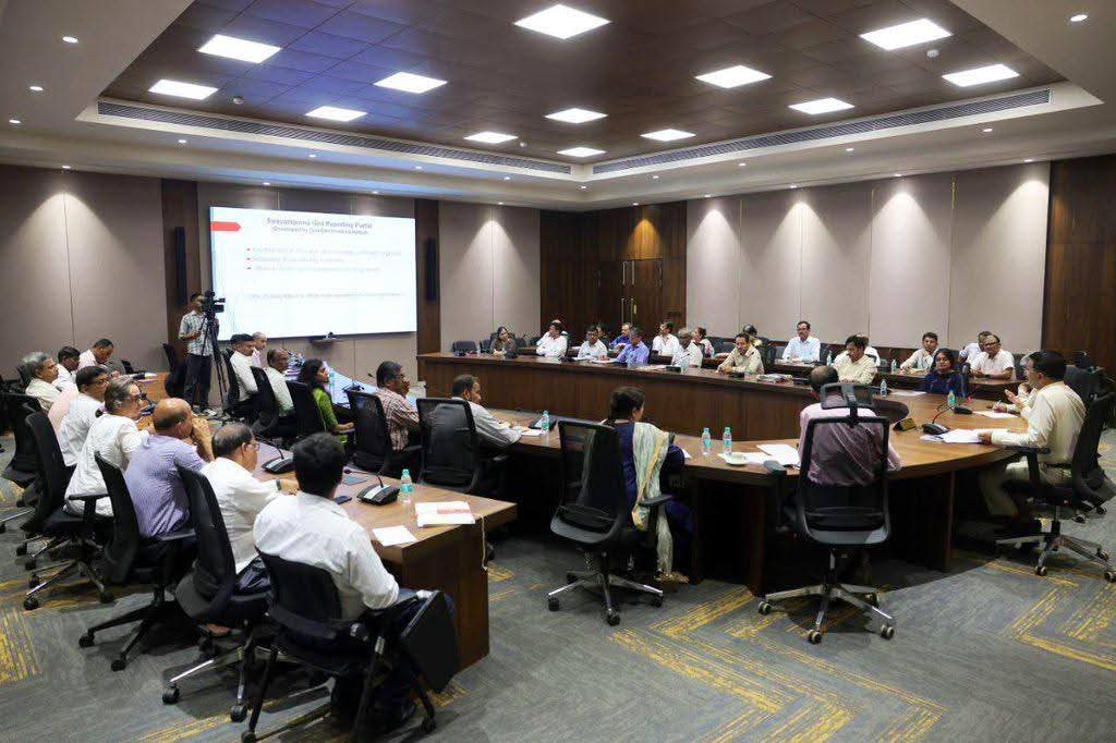 CM Dr. Pramod Sawant Chaired a meeting with Heads of Departments (HODs) and Taluka Nodal Officers to review the progress of the Swayampurna Goa initiative.