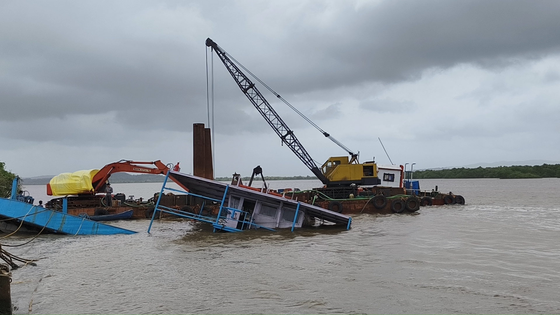 Chorao Ferry Refloated; Salvage Operations to Resume with Next Tide.