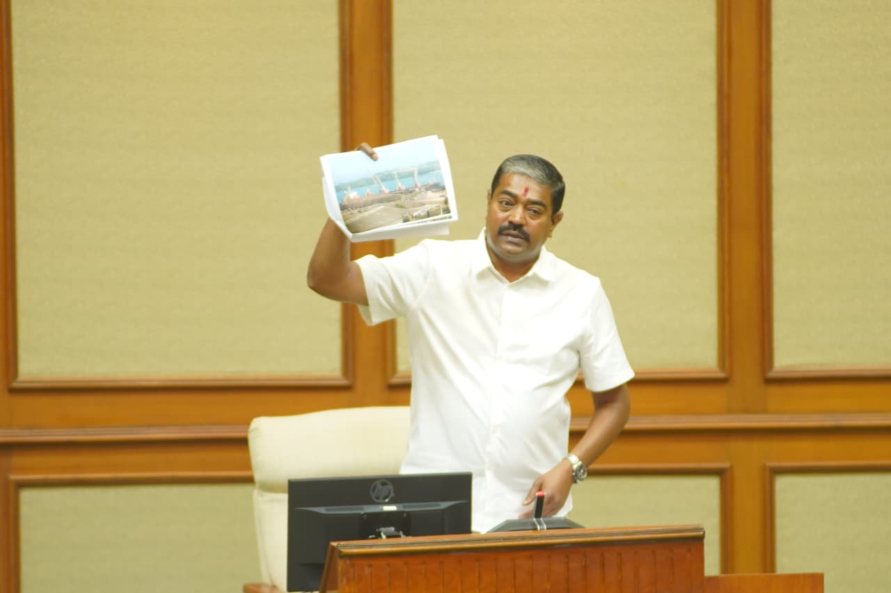 Bauxite Dust Chokes Mormugao, Amonkar Raises Alarm in Goa Assembly.