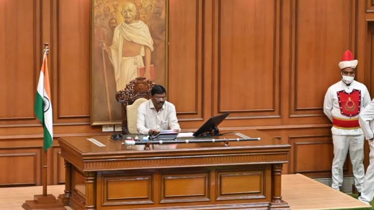 Probe ordered into Mirabag Bandara protest in Assembly gallery.