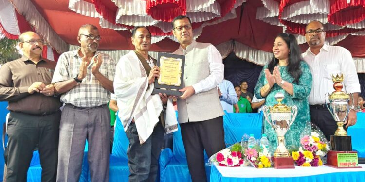 Aramandi Agnelo Colaco Felicitated by LoP Yuri Alemao.