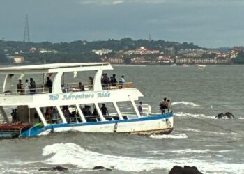 Drishti Marine Lifesavers Rescue 42 Persons as River Cruise Boat operating in Yellow Alert hits rocks off Aguada Bay.