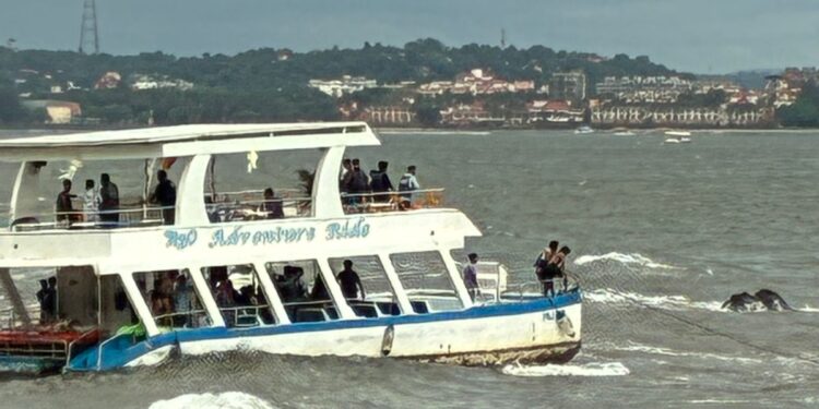Drishti Marine Lifesavers Rescue 42 Persons as River Cruise Boat operating in Yellow Alert hits rocks off Aguada Bay.