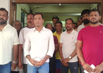 Citizens protest against proposed Deltin casino on Mandovi river.