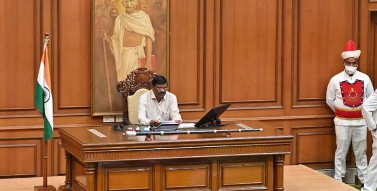 Probe ordered into Mirabag Bandara protest in Assembly gallery.