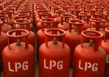Centre doubles supply of 5 kg LPG cylinders for migrant labourers.